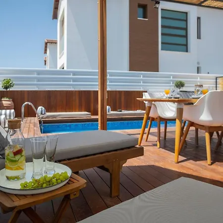 Extraordinary Leone 3 Bedrooms Private Outdoor Pool Furnished Sun Terrace Shaded Furnished Terrace Private Garden , فيلة *