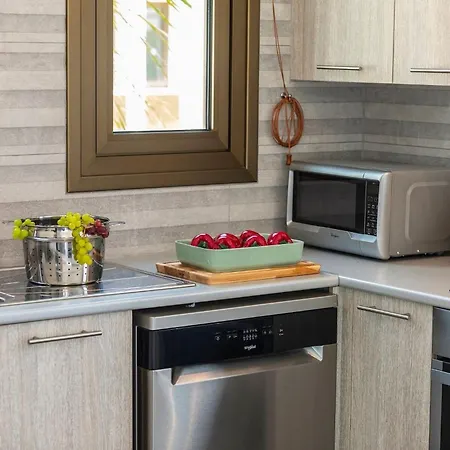 Extraordinary Leone 3 Bedrooms Private Outdoor Pool بروتاراس